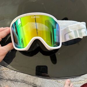 Giro Women’s Ski Goggles- like new condition. Size:Small.